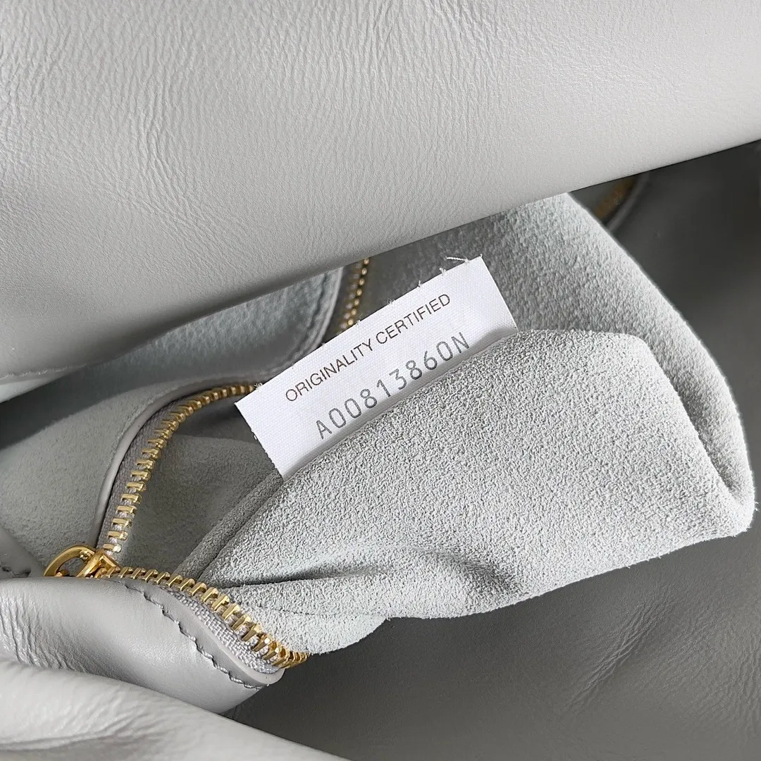 Batch 1520 Inspired by the 1970s, the Bottega Veneta women's logo shoulder bag has a smooth leather surface that brings a clean and handsome feel, just like the neatness and tenacity of a working woman. The front buckle has high-quality hardware pendant body, the overall retro elegance, and the excellent leather feels soft. This Bottega Veneta series can be described as beautiful, weakening the complexity of the outfit, not competing for it, and only using the best quality to interpret itself. Style number: 806030 (small size) Size: 27*16*6cm